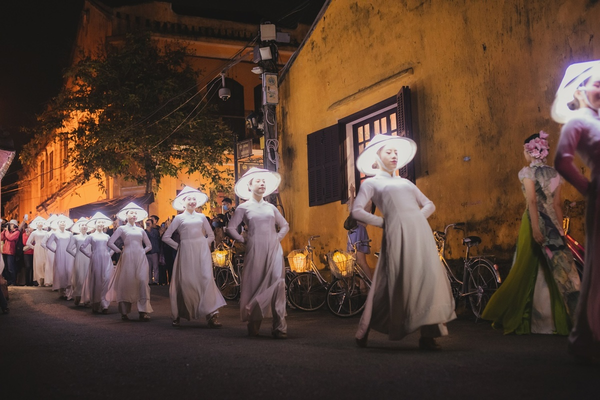 Ao dai show excites crowds at Hoi An Ancient Town